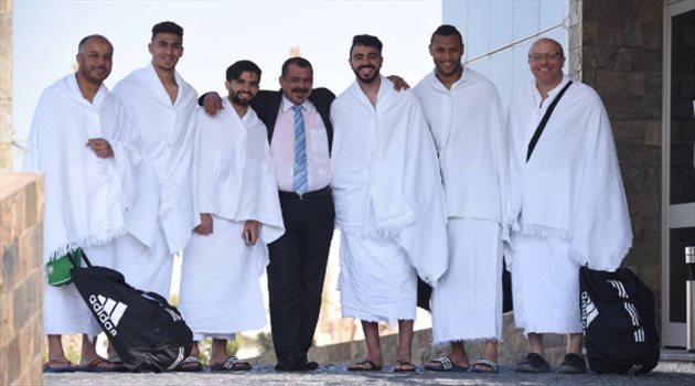 بالصور.. منافس الهلال بـ"ملابس الإحرام" قبل موقعة ربع نهائي كأس زايد