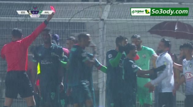 فيديو| طرد نجم الأهلي بعد خناقة شوارع مع لاعب وفاق سطيف