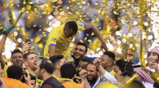 فرحة تركي آل الشيخ و"مليون ريال" من الوليد بن طلال بعد تتويج التعاون بـ"أغلى الكئوس"