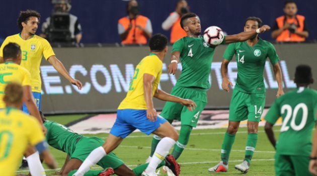 صحيفة برازيلية| أداء غير متوقع.. الأخضر يجبر البرازيل على "الجهد الإضافي"