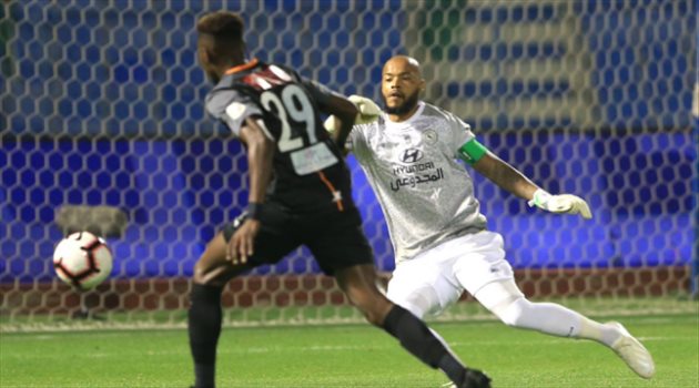 الاتفاق ينتزع نقطة من الشباب بدوري المحترفين.. وإصابة مبولحي