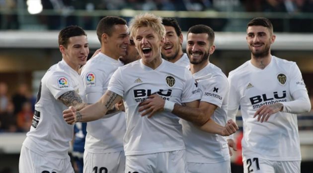 ريال مدريد وبرشلونة في صراع مع ليفربول من أجل نجم فالنسيا