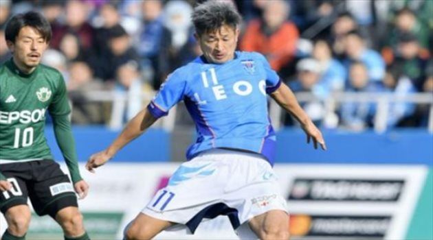 أكبر لاعب معمر في العالم يجدد عقده مع يوكوهاما