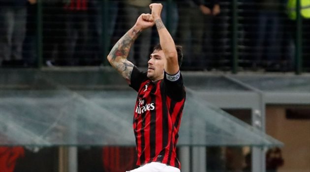 صخرة دفاع ميلان يدخل حسابات برشلونة