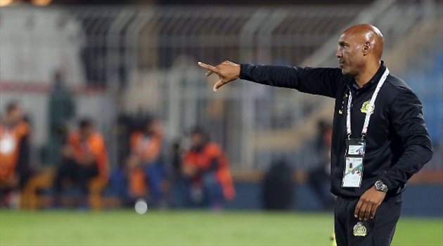 صورة| قبل مواجهة الاتحاد .. مدرب النصر يشتري سيارة "موديل الستينات"