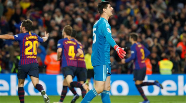  صور| حارس ريال مدريد ينسى أحزانه بعلاقة حب جديدة
