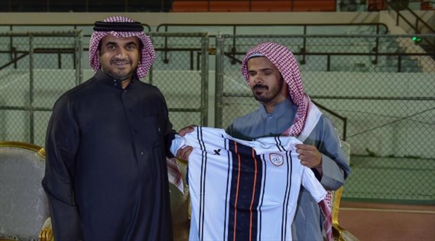 صور| لفتة طيبة.. نادي الشباب يدرج مشجعه على قائمة مكافآت "الليوث"