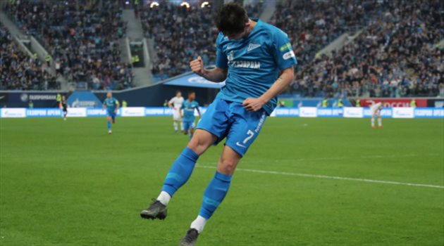 فيديو كوميدي.. لا رحمة ولا شفقة من لاعبي زينيت على زميلهم في الاحتفال !