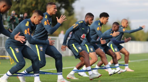 سوبر كلاسيكو| نجوم البرازيل تهرب من الحرارة برشاشات المياه