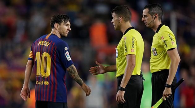 ميسي يرفض مصافحة حكم مباراة برشلونة وجيرونا