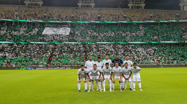 فيديو| نقل لاعب الأهلي إلى المستشفى