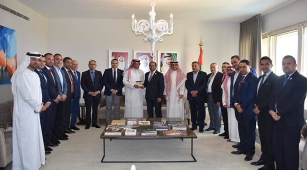 سفير الإمارات في لبنان يكرم مدير بطولة كأس زايد للأندية الأبطال
