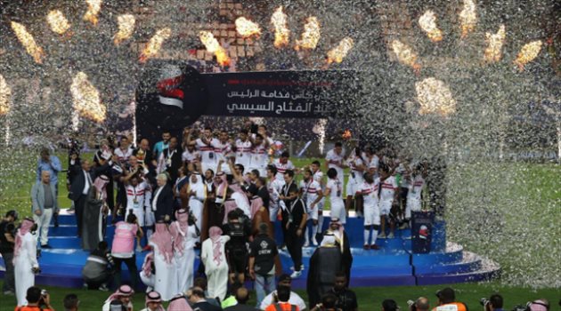 "نجم الأهلي" يحتفل مع لاعبي الزمالك المصري بالفوز على الهلال