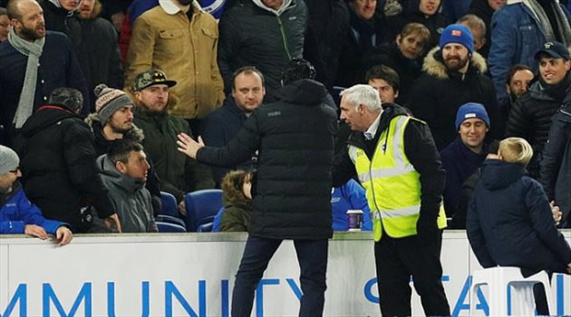 مدرب أرسنال يعتذر بعد ركل "قوارير الماء" في وجه مشجعي برايتون