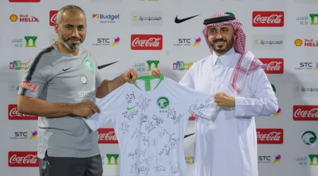 الفواز يزور معسكر الأخضر.. ويتسلم "قميصا موقع من اللاعبين"