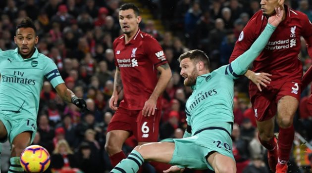 الدوري الإنجليزي| إيمري يعترف بوجود أزمة دفاعية بأرسنال