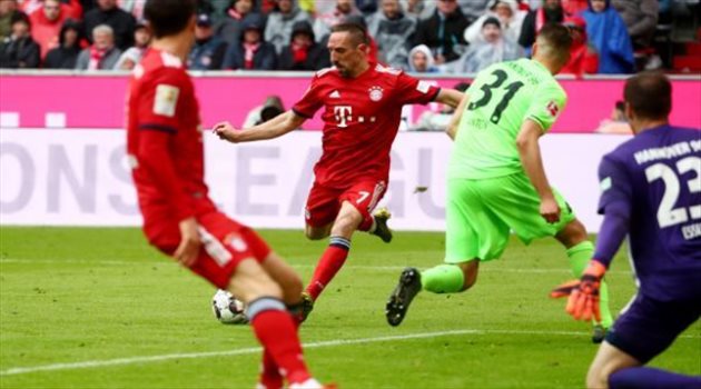 بايرن ميونخ يقترب من لقب الدوري الألماني بثلاثية في هانوفر