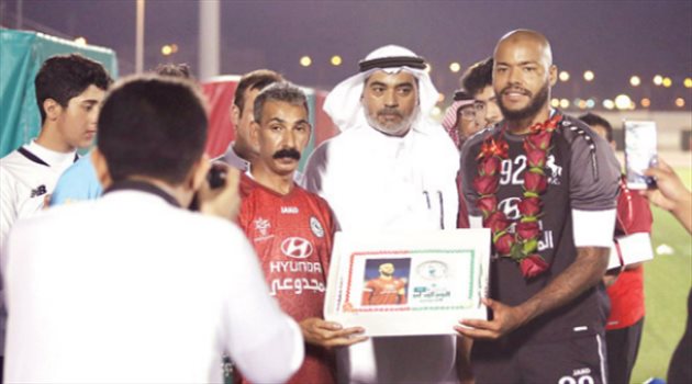 جماهير الاتفاق تقلد مبولحي الورود.. والصحف الجزائرية تحتفي بأدائه