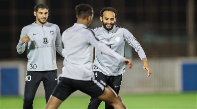 نجم الهلال يكشف حالته الصحية بعد عودته من برشلونة