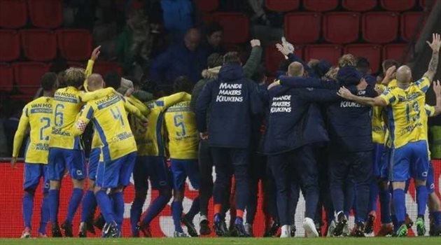 صدمة في هولندا.. آيندهوفن يودع الكأس أمام فريق درجة ثانية