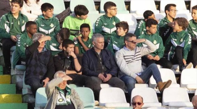 مورينيو يستغل الإقالة من مانشستر يونايتد بقضاء أعياد الميلاد في البرتغال