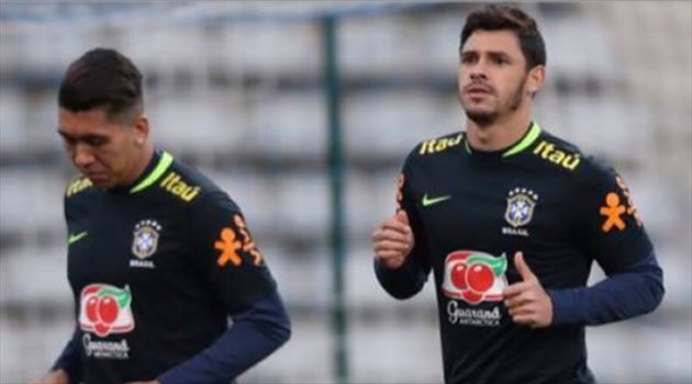  صورة.. لاعب النصر يهنئ فيرمينو بعيد ميلاده