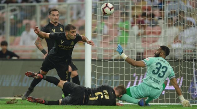 صور| تصرف مشين من نجم الأهلي يفتح قضية "إيقاف" حمد الله مجددا