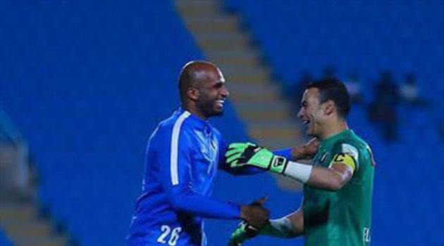 صورة| الحضري "يواسي" حارس الهلال بعد تأكد غيابه عن كأس آسيا