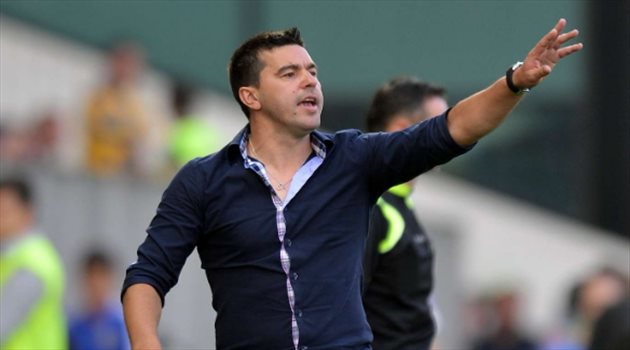 مدرب منتخب رومانيا يكشف حقيقة قيادته النصر