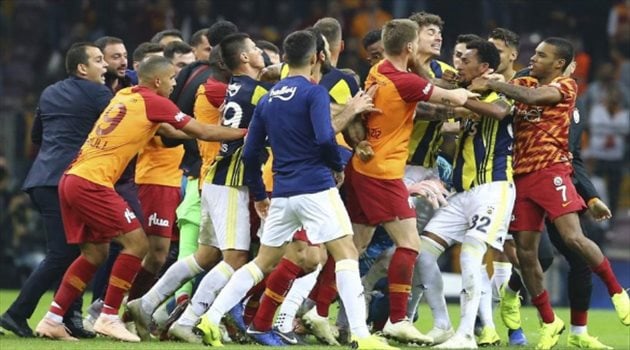  قرار يهز تركيا.. حكم قضائي بسجن نجمي جالطا سراي وفنربخشة في فضيحة مراهنات