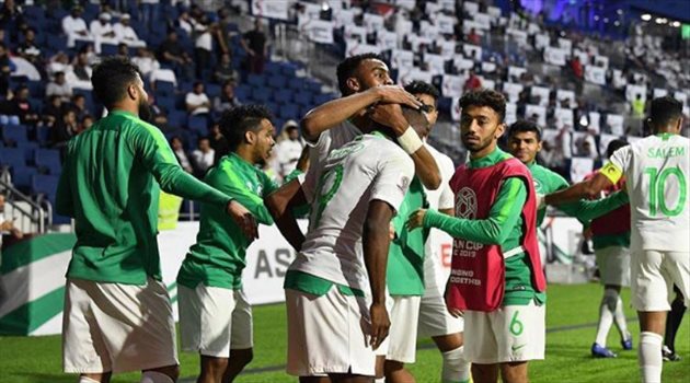 احتفال لاعبو السعودية بالفوز على لبنان المنتخب السعودي أفلت من "كارثة" بالهزيمة من اليابان في كأس آسيا