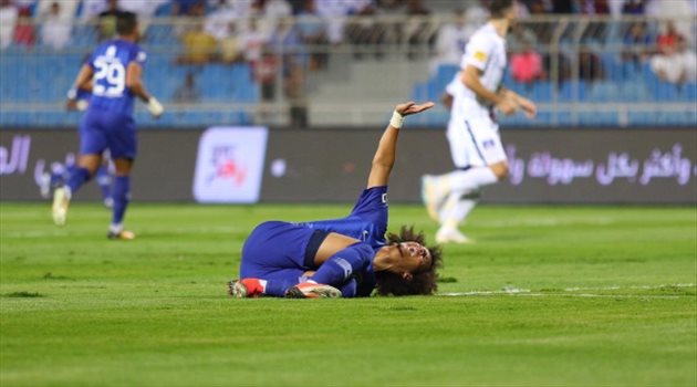 إصابة عموري بعد إصابة عموري .. هيئة الرياضة تطلب خبراء من فيفا لفحص ملعب الملز