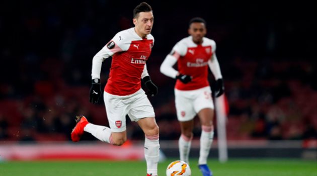 فينجر يعلق على موقف أوزيل .. "الفنانون ليس لهم مكان في كرة القدم"