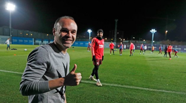 إنييستا يعود لبرشلونة ويطالب بعدم قتل ديمبلي ويسخر من بيليه بسبب ميسي