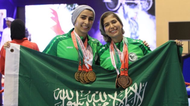 في أول مشاركة نسائية سعودية.. العنود وأفنان تخطفان الأنظار بمسقط