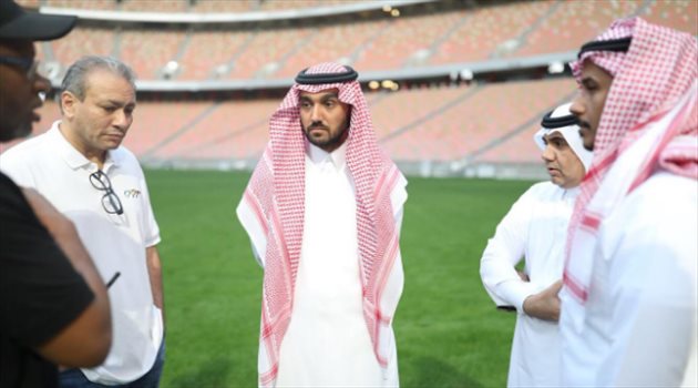 عبد العزيز الفيصل يتفقد ملاعب جدة