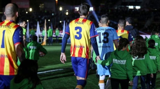  تصرف مفاجئ من بيكيه بقميص منتخب كتالونيا