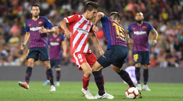 لاعب جيرونا يُبرئ مدافع برشلونة من الطرد ويعتذر