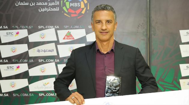 شاموسكا يتسلم جائزة أفضل مدرب في الجولة 20 بدوري المحترفين