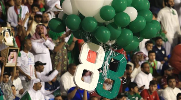 300 بالونة بيضاء وخضراء تحمل الرقم (88) في سماء الدمام