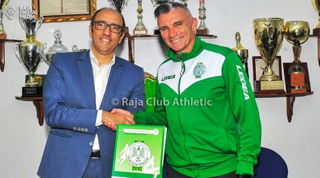 رسميا.. الرجاء المغربي يجدد عقد مدربه "كارتيرون"