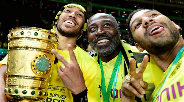 والد أوباميانج يتولى تدريب منتخب الجابون