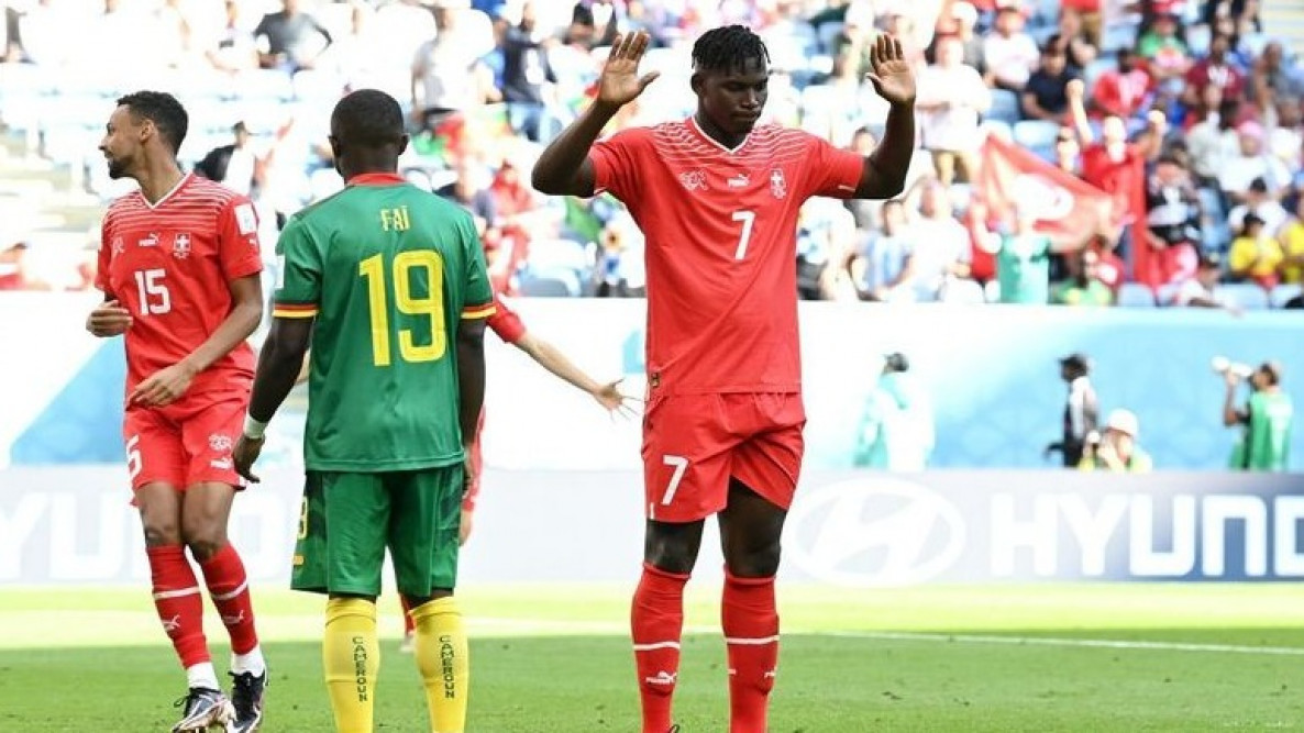 بريل إيمبولو لاعب سويسرا في مباراة الكاميرون