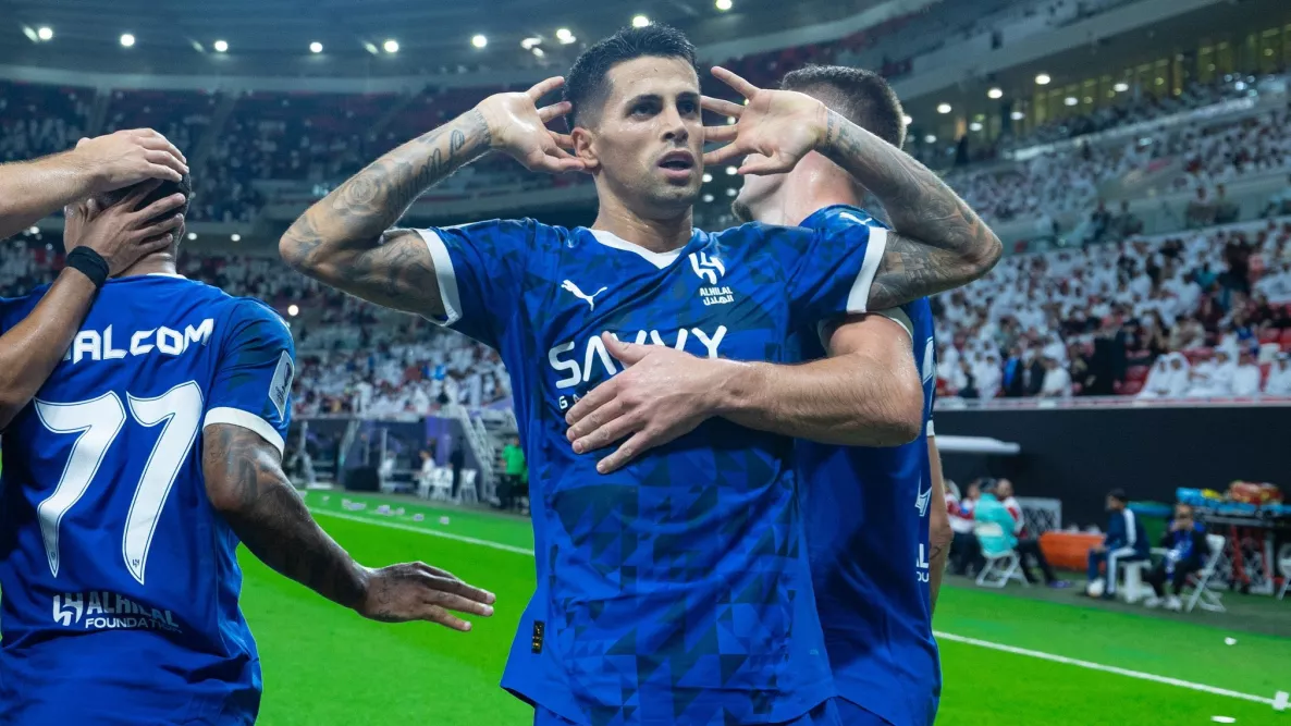 رد مفاجئ من كانسيلو بعد حذف اسم الهلال من حسابه 