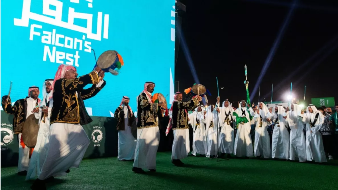 بيت الصقر ينعش أجواء السعودية في كأس آسيا