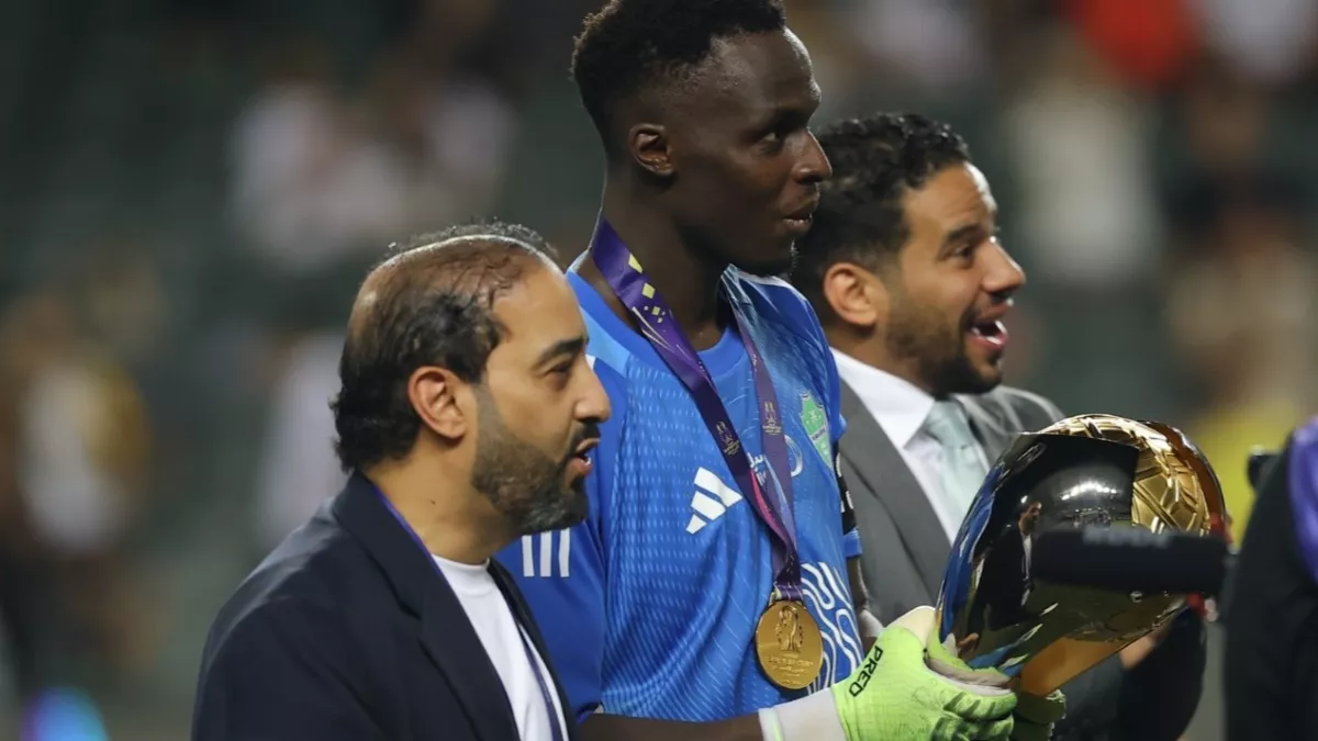 ياسر المسحل يحرج رئيس الأهلي أثناء التتويج .. "تجاهل وارتباك" 