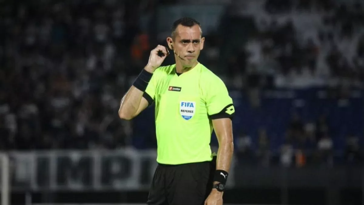 رقم مثير .. 1100 بطاقة في مسيرة حكم السعودية والأردن بكأس العرب 2025 