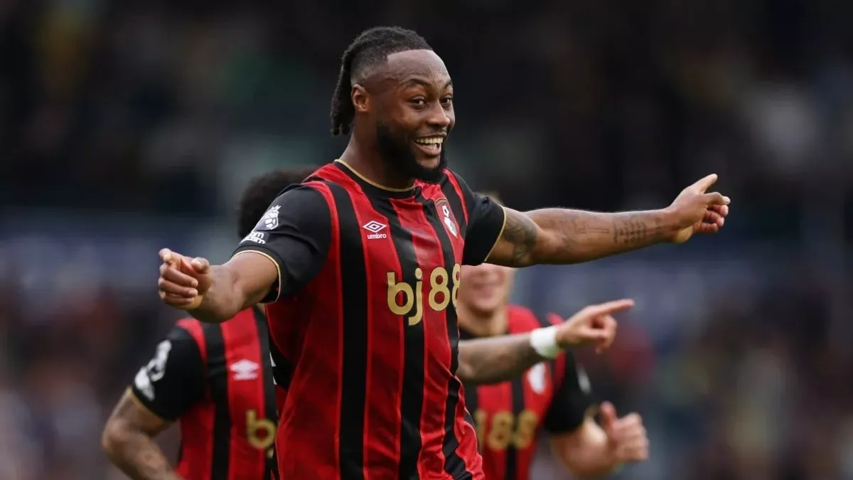 "بقميص رونالدو" .. نجم البريميرليج يخطف الأنظار بصورة خاصة 