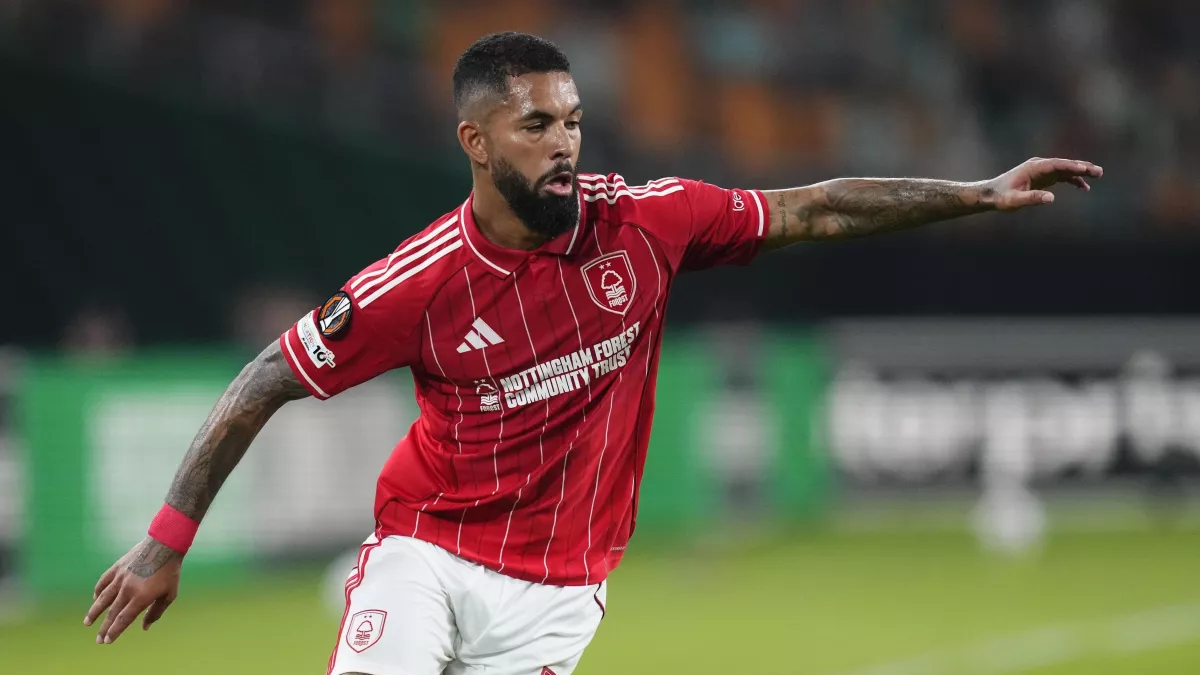 أستون فيلا يدرس استعادة دوجلاس لويز لحل أزمة وسط الملعب 