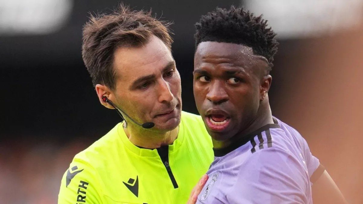 عاجل | مفاجآة كبرى .. صافرة إسبانية تدير كلاسيكو الهلال والاتحاد في دوري روشن 